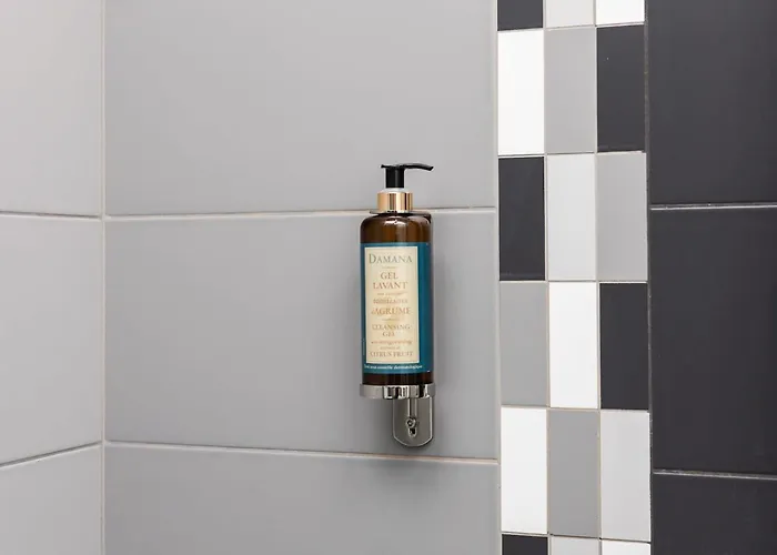 Nowoczesny Przy Alejach Solidarnosci W Warszawie By Renters * ワルシャワ