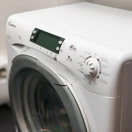 Nowoczesny Przy Alejach Solidarnosci W Warszawie By Renters 华沙