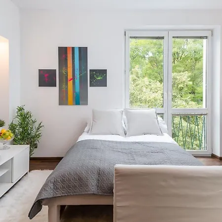 Apartment Nowoczesny Przy Alejach Solidarnosci W Warszawie By Renters *