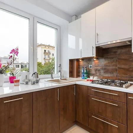 Nowoczesny Przy Alejach Solidarnosci W Warszawie By Renters Appartement