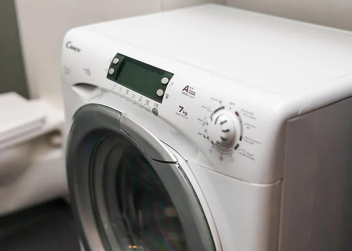 Nowoczesny Przy Alejach Solidarnosci W Warszawie By Renters Varsóvia